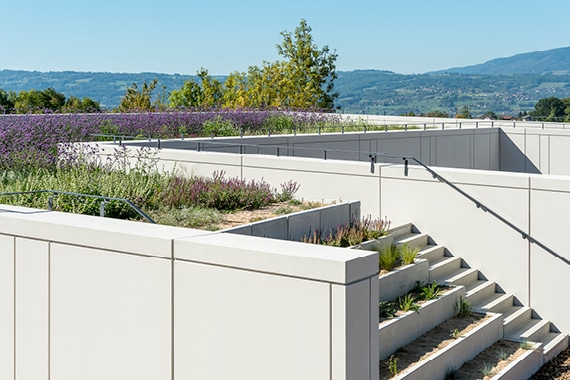Un toit-terrasse mi-jardin, mi-céramique