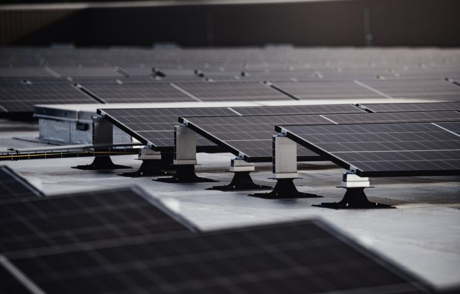 Optez pour une toiture photovoltaïque avec SOPREMA Entreprises Le Mans : votre expert en Sarthe