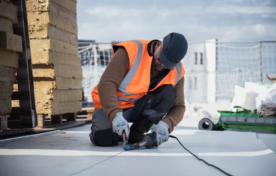 Procédés sans flamme SOPREMA : sécurité maximale et impact environnemental réduit sur chantier