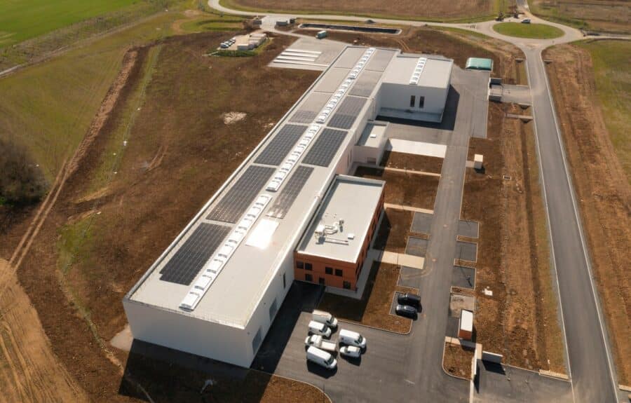 Toiture photovoltaïque : découvrez l’expertise SOPREMA Entreprises en vidéo, de l’étude à la maintenance