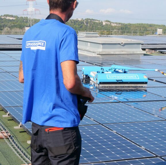 Pourquoi entretenir ses panneaux photovoltaïques en toiture est essentiel pour leur performance