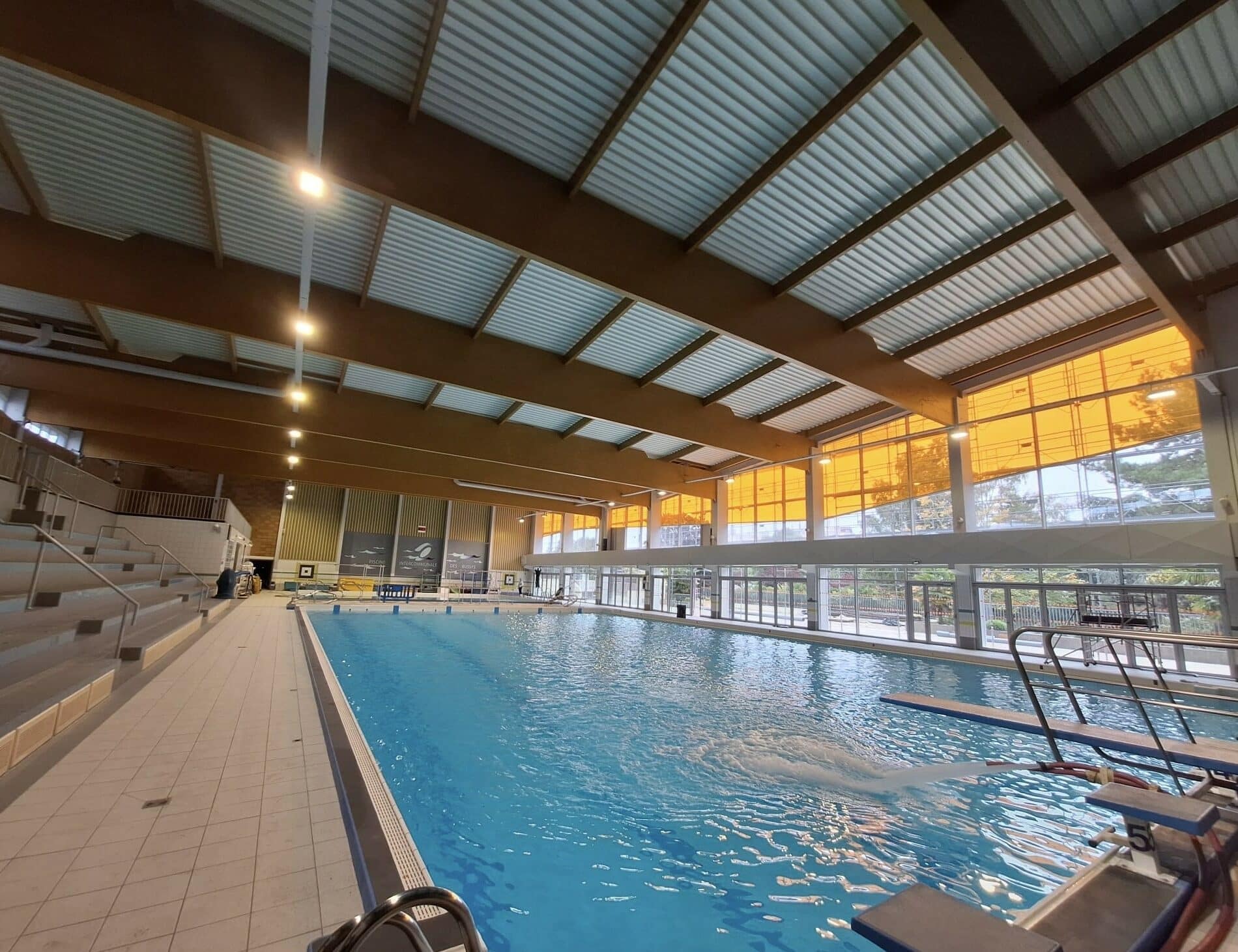 Rénovation de la toiture de la Piscine des Bussys à Eaubonne par SOPREMA Entreprises Paris Acier.