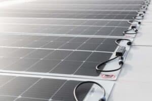 SOPRASOLAR® FLEX sur les toitures cintrées de deux hangars Jet Aviation.