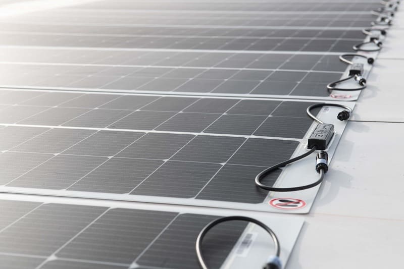 SOPRASOLAR® FLEX sur les toitures cintrées de deux hangars Jet Aviation.