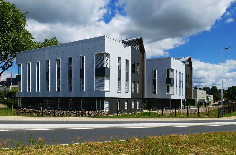 Belleville-en-Beaujolais : une enveloppe architecturale du toit à la façade